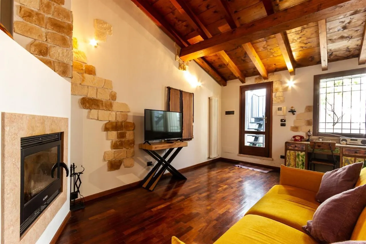 La Terrazza Apartment - Smart Holiday Mantua 0*,  Italien